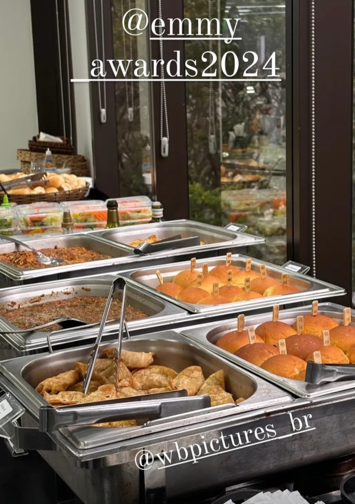 Mesa de apoio com pães, salgados e reposição contínua durante diária de gravação
