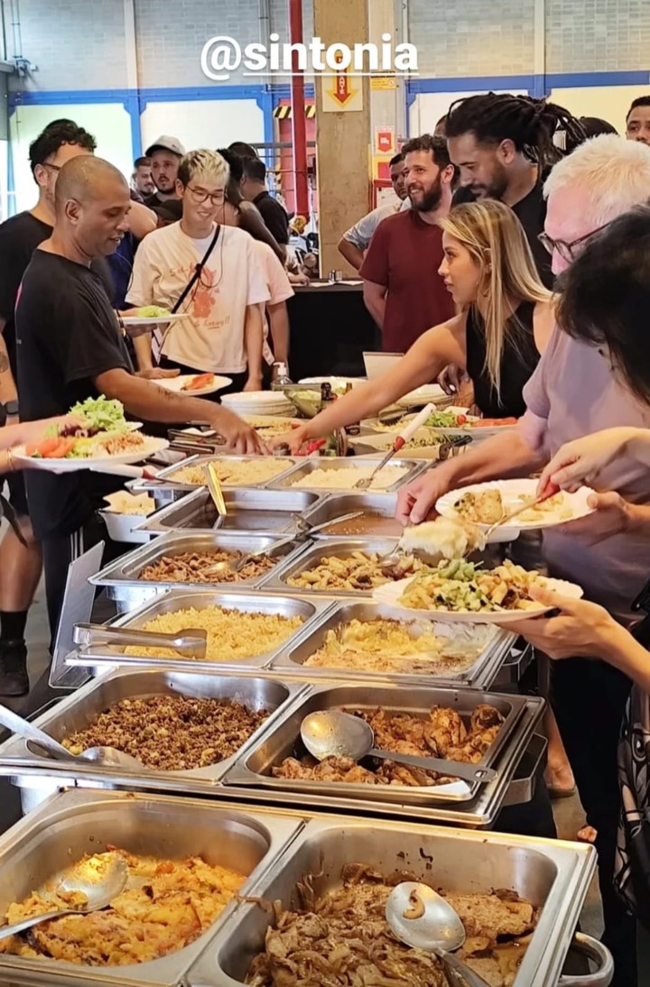 Equipe de produção se servindo no buffet de almoço durante diária de gravação